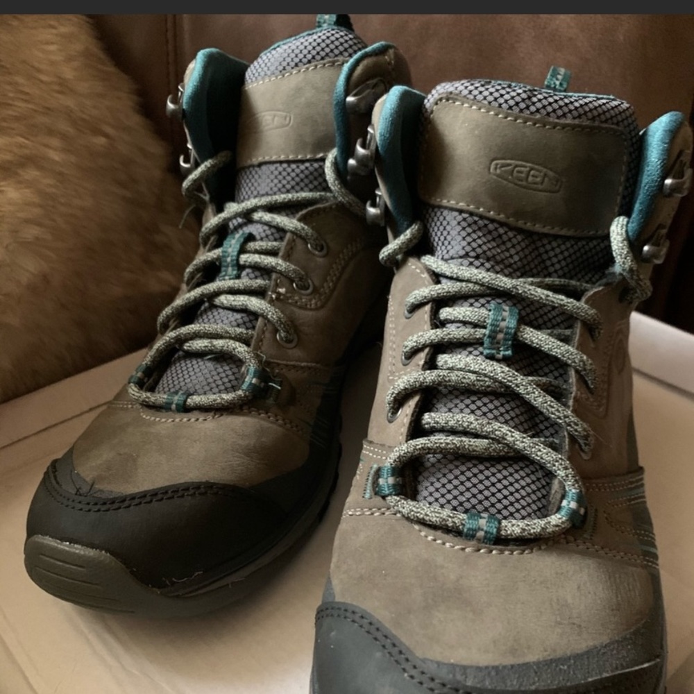 NEW KEEN HIKING BOOTS